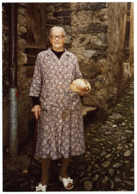 Modesta Stampanoni in posa con il pane di San Valentino a Bigorio