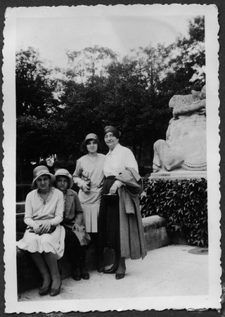 Donne in posa davanti ad un monumento