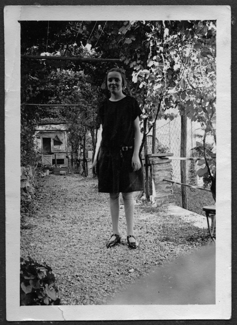 Ragazza sotto ad un pergolato