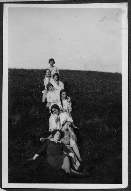 Donne sedute sopra a un prato