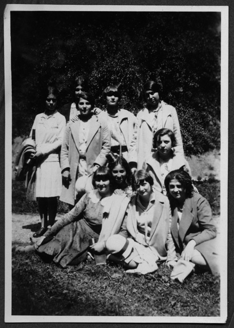 Giovani donne in posa