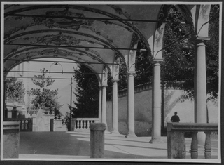 Colonne e volte di un portico rococò