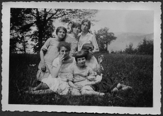 Sorelle Reali in posa sopra a un prato