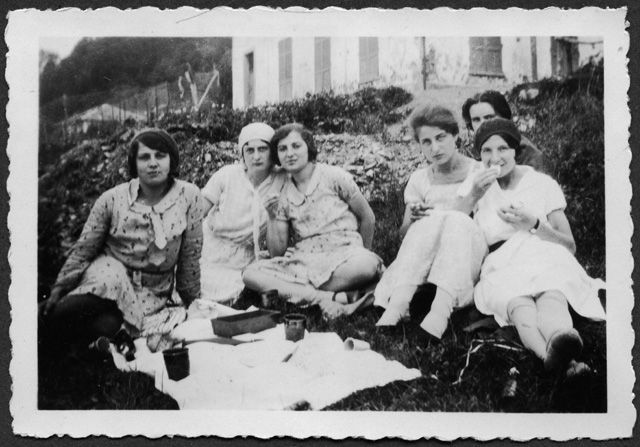 Ragazze sopra ad un prato ai monti di (?)