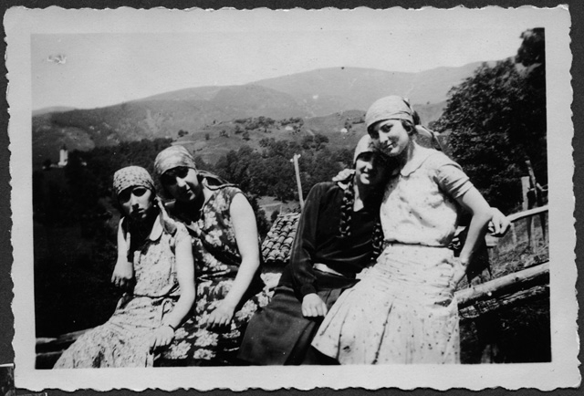 Ragazze in posa a Bogno