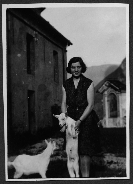 Ragazza ai monti con caprette