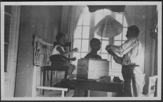 Mario Bernasconi mentre scolpisce il busto di Annelise Göbbers