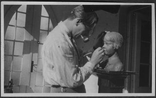 Mario Bernasconi mentre scolpisce il busto di Annelise Göbbers