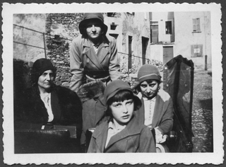 Donne con bambine a bordo di un'automobile