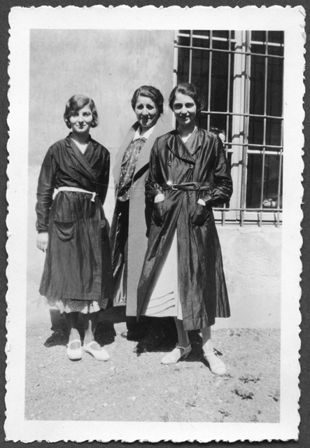 Tre giovani donne in posa