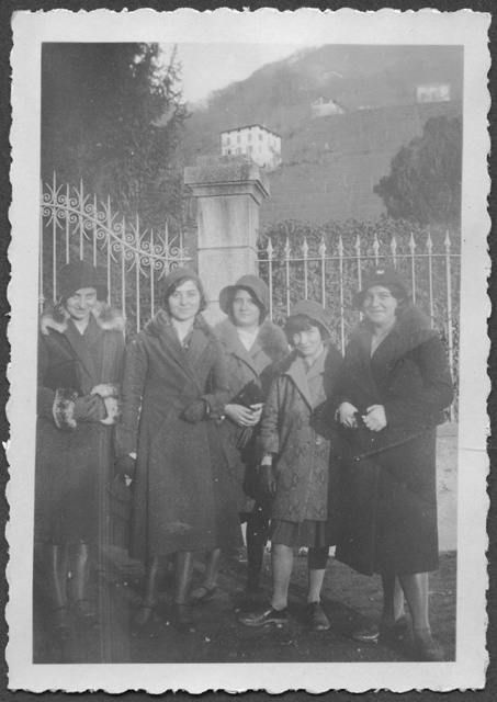 Donne in posa davanti ad un cancello