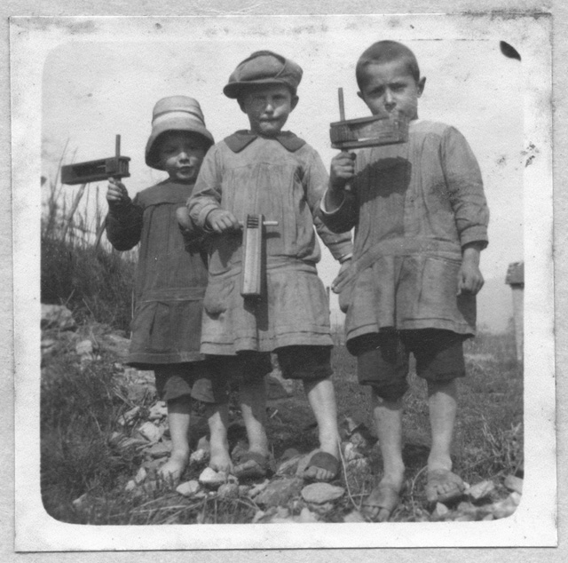 Bambini con la raganella