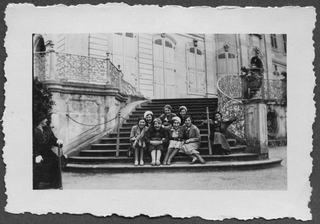 Ragazze sedute su una scalinata