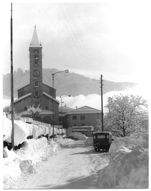 Tesserete con la chiesa di Santo Stefano innevata