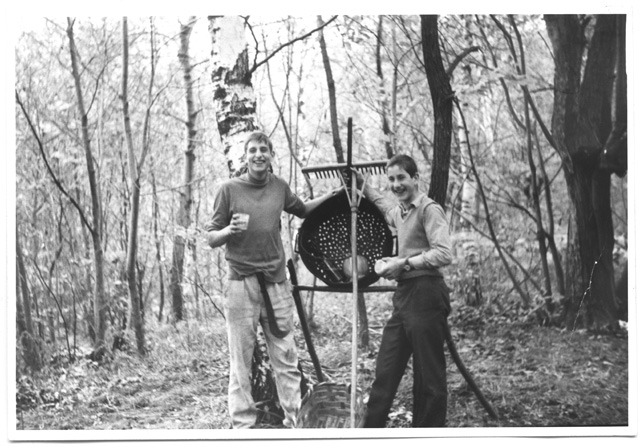 Remo Degiorgi e Claudio Pietra in posa con una pentola per caldarroste a Comano