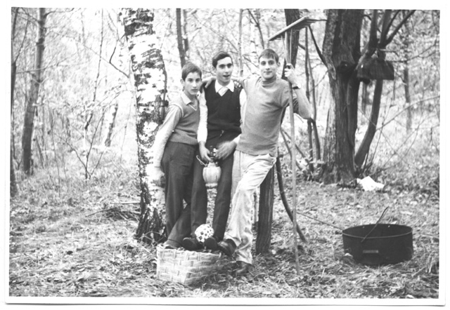 Claudio Pietra, Fosco Petrini e Remo Degiorgi in un bosco a Comano