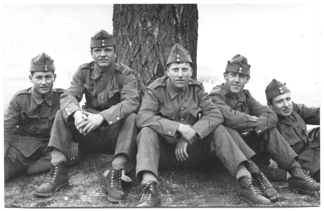 Mario Pietra (al centro) seduto con dei commilitoni durante il servizio militare