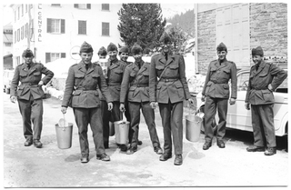 Militari durante il trasporto del vitto