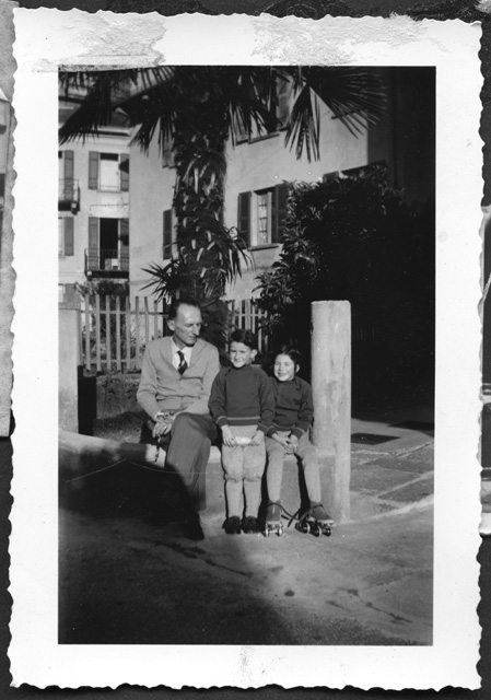 Uomo con bambini in pattini a rotelle a Comano