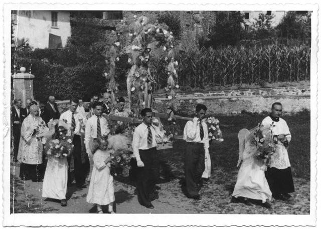 Processione per la festa del Sacro Cuore con Don Morandi (a destra)