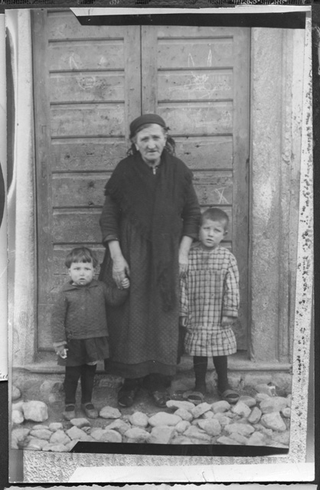 Olimpia Degiorgi con i nipoti Fiorenzo e Carlo alla chiesa di San Rocco a Comano