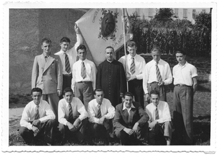 Membri del Circolo San Giovanni Bosco con Don Alberto Morandi in posa