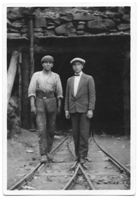 Remo Canonica (a destra) allo sbocco della galleria della centrale elettrica del Piottino