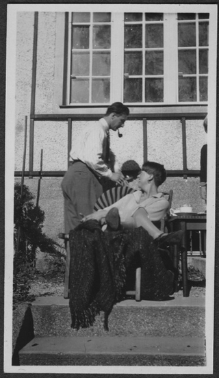 Irma Bernasconi Pannes seduta su una poltrona osserva il marito Mario