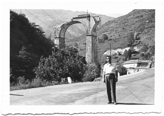 Remo Canonica in posa su una strada