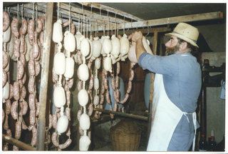 Giorgio Pietra mentre appende i prodotti della mazza per l'essicazione