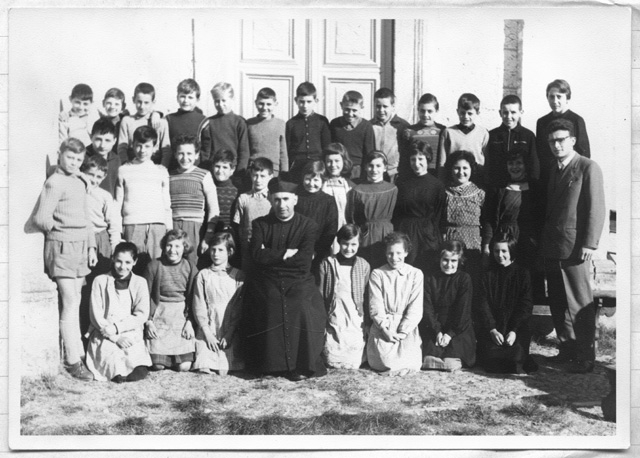 Ritratto di classe a Comano con il maestro Martinenghi e Don Morandi