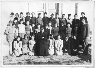 Ritratto di classe a Comano con il maestro Martinenghi e Don Morandi