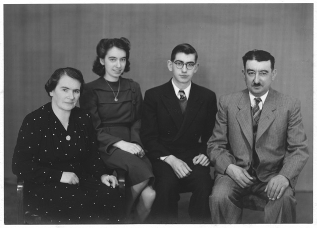 Clemente Pietra (a sinistra) con famiglia