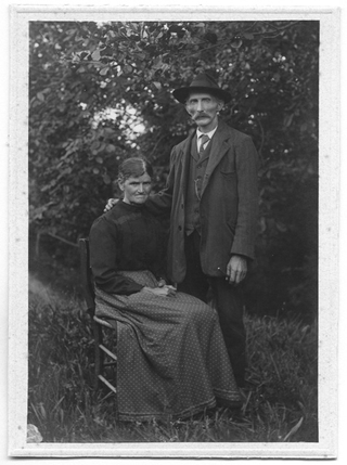 Coppia in posa sopra a un prato a Comano