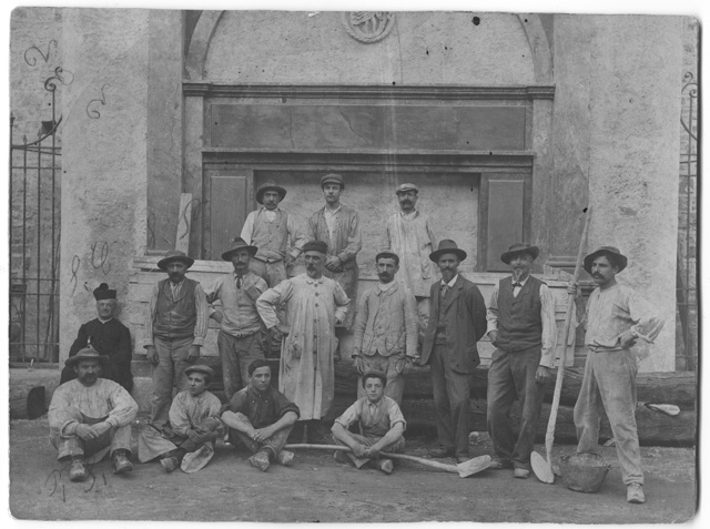 Muratori in posa davanti alla Cattedrale di San Lorenzo a Lugano
