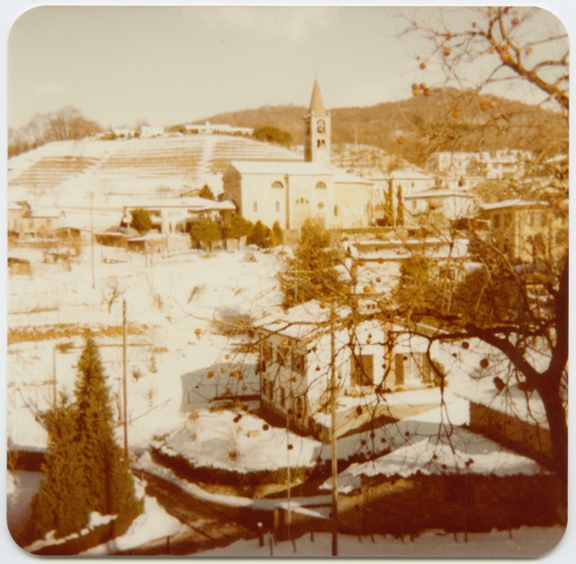 Veduta di Comano innevata