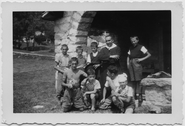 Gruppo in gita con Don Morandi a Gola di Lago