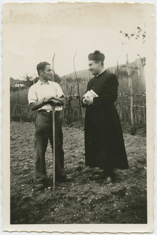 Camillo Bettosini e Don Alberto Morandi nell'orto della parrocchia a Comano