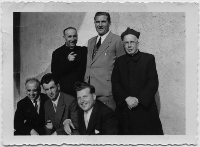 Gruppo in posa con Don Alberto Morandi (a sinistra) e Don Luigi de Micheli (a destra)
