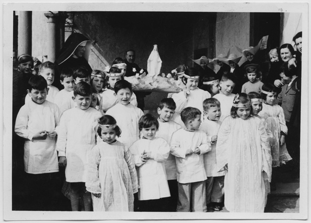 Bambini in processione con Suor Savina e Don Morandi a Comano