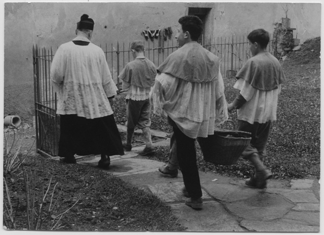 Don Morandi alla pensione "Piccolo Mondo" durante la benedizione pasquale