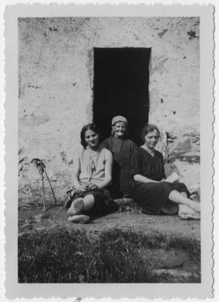 Tre donne sedute sull'uscio di una cascina a Caslaccio