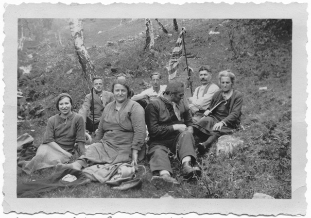 Gruppo in posa sopra a un prato a Gola di Lago