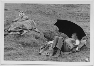 Elena Zenone e Ferdinando Lanfranconi sopra a un prato a St. Moritz