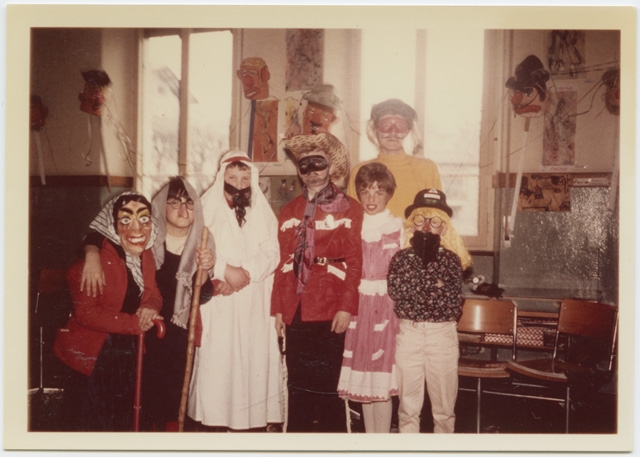 Gruppo in maschera con il maestro Carlo Anselmini