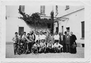 Gruppo in posa con Don Giosuè di Cislago