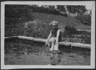 Annelise Göbbers sul bordo di uno stagno