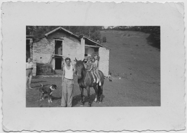 Enrico Stampanoni "Pasin" a Pombio con le figlie Marisa e Flavia e la nipote Fosca