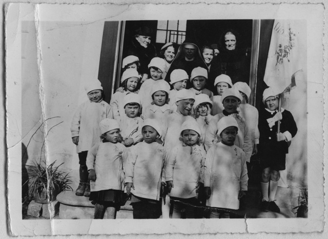 Asilo di Comano in posa con Suor Savina