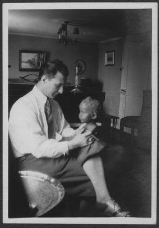 Mario Bernasconi osserva la testa di ? da lui realizzata